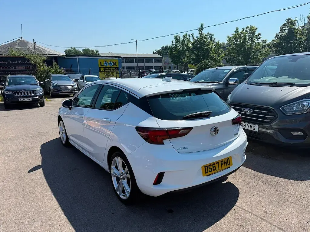 Used Vauxhall Astra SRi 2017 White Hatchback