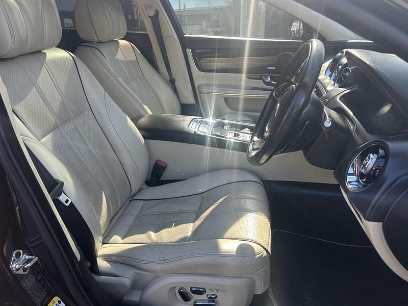 Usado Jaguar XJ Portfolio 275 HP (202 kW) 2012 Preto Sedan