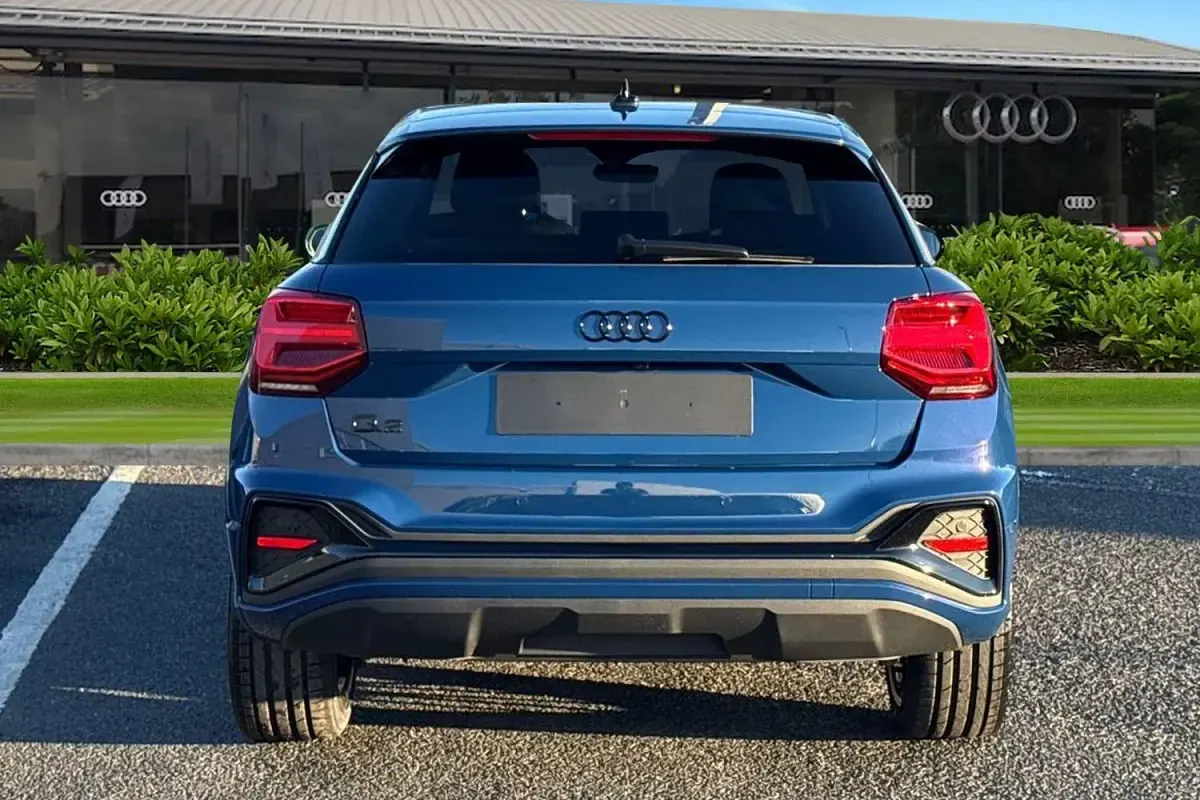 Ny Audi Q2 Black Edition 116 HK (85 kW) 2026 Blå SUV