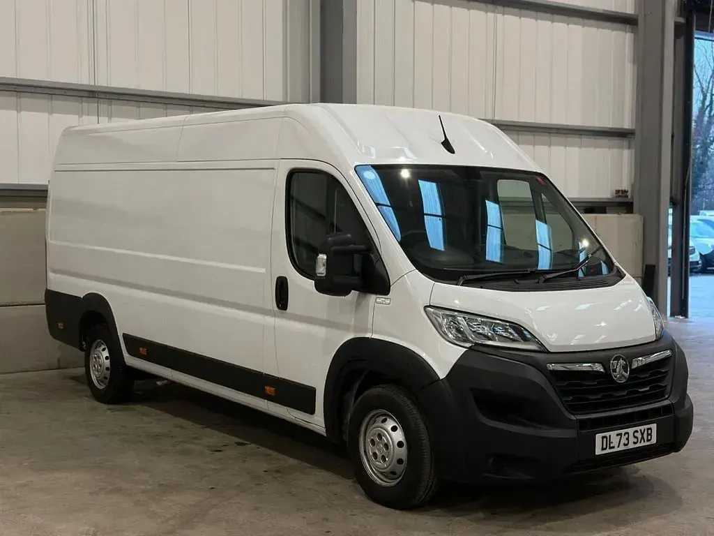Begagnad Vauxhall Movano 140 HK (102 kW) 2023 Vit