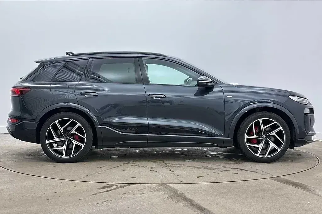 Używany Audi e-tron Performance 225 kW (306 KM) 2025 Szary SUV