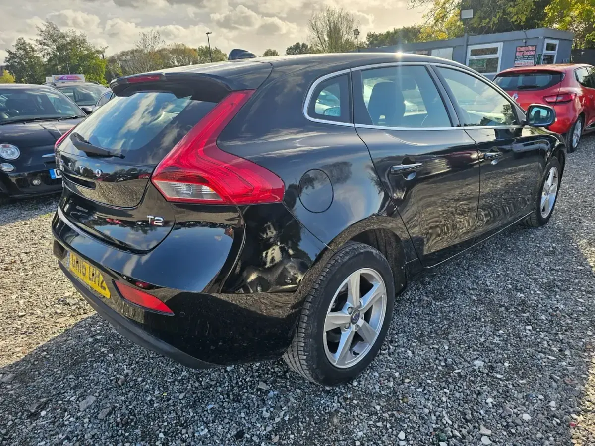 Usado Volvo V40 SE 122 HP (89 kW) 2016 Preto Carrinha