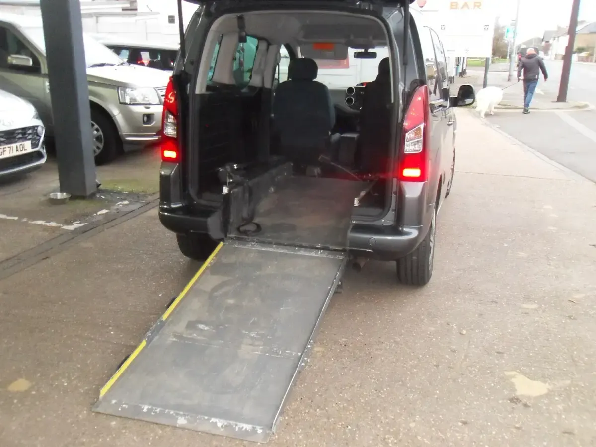Used Citroën Berlingo Feel 100 HP (73 kW) 2017 Grey MPV