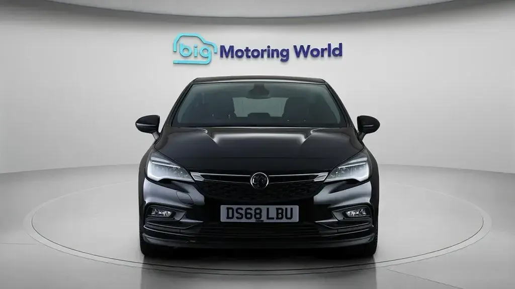 Second-hand Vauxhall Astra Elite 200 CP (147 kW) 2018 Negru Hatchback