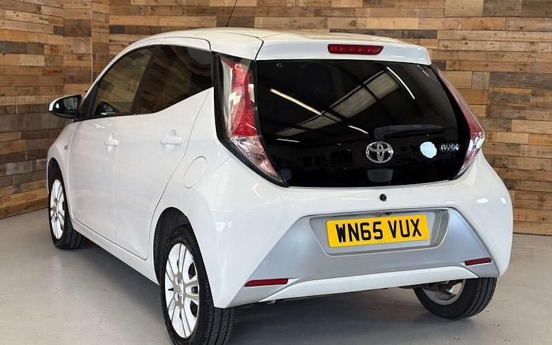 Gebraucht Toyota Aygo X-pure 69 PS (50 kW) 2015 Weiß Kleinwagen