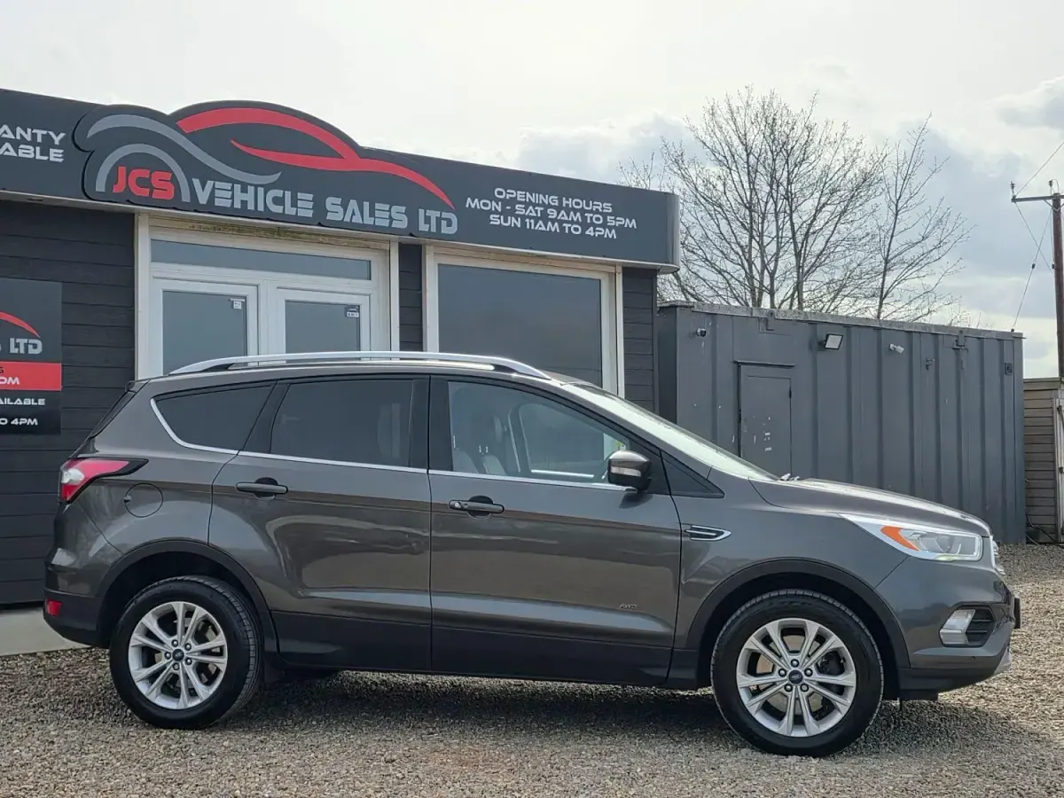 Usado Ford Kuga Titanium 180 HP (132 kW) 2016 Cinzento SUV