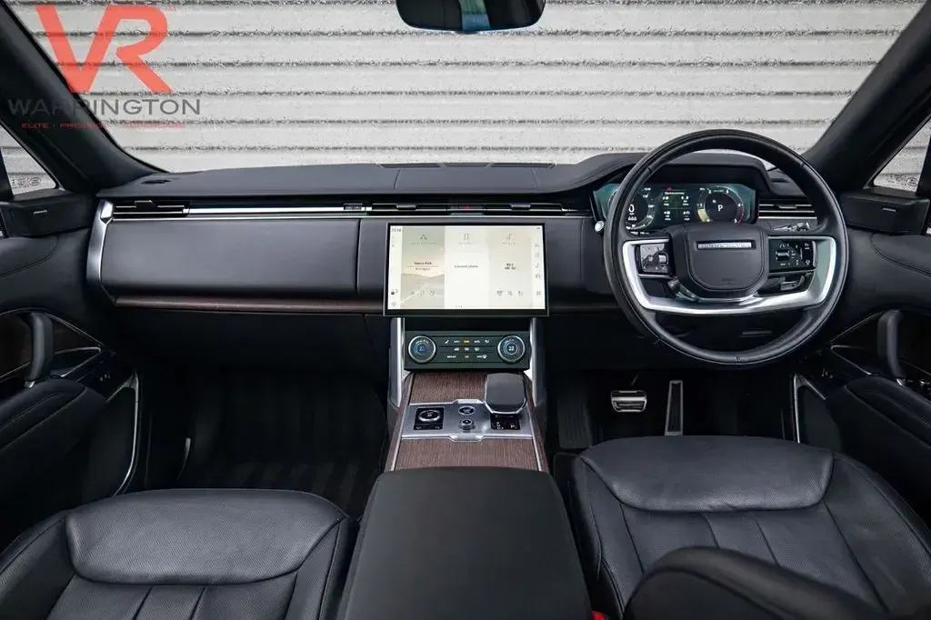 Used Land Rover Range Rover SE 300 HP (220 kW) 2023 Grey SUV
