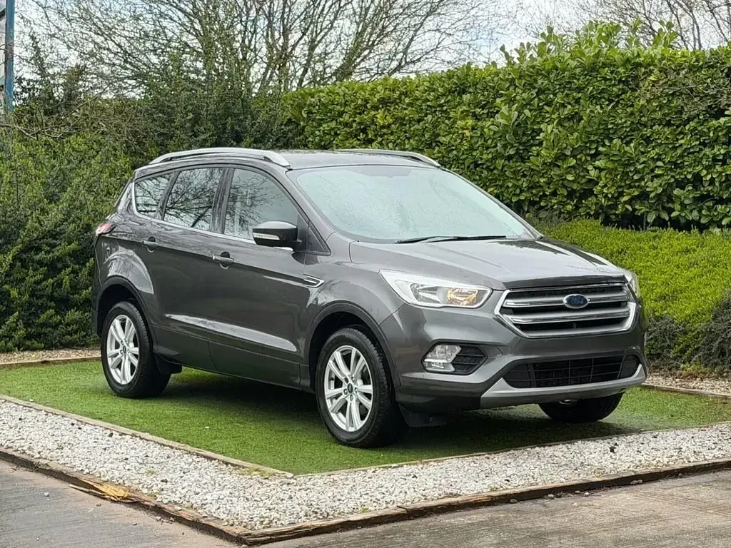 Begagnad Ford Kuga Zetec 150 HK (110 kW) 2018 Grå SUV