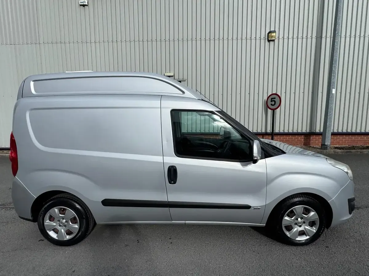 Used Vauxhall Combo Sportive 105 HP (77 kW) 2012 Blue MPV