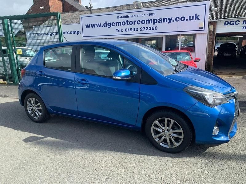 Used Toyota Yaris Multidrive S 99 HP (72 kW) 2014 Blue Hatchback