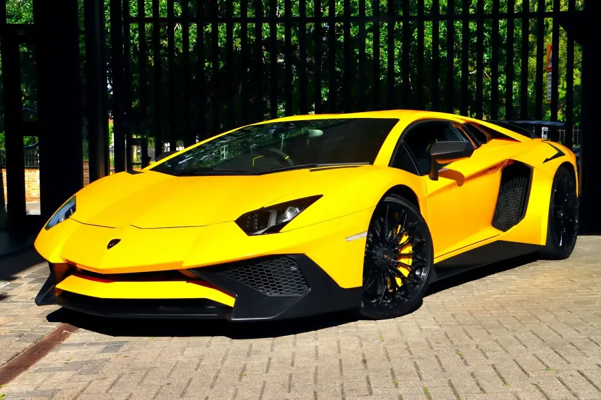 Used Lamborghini Aventador 750 HP (551 kW) 2016 Yellow Coupe