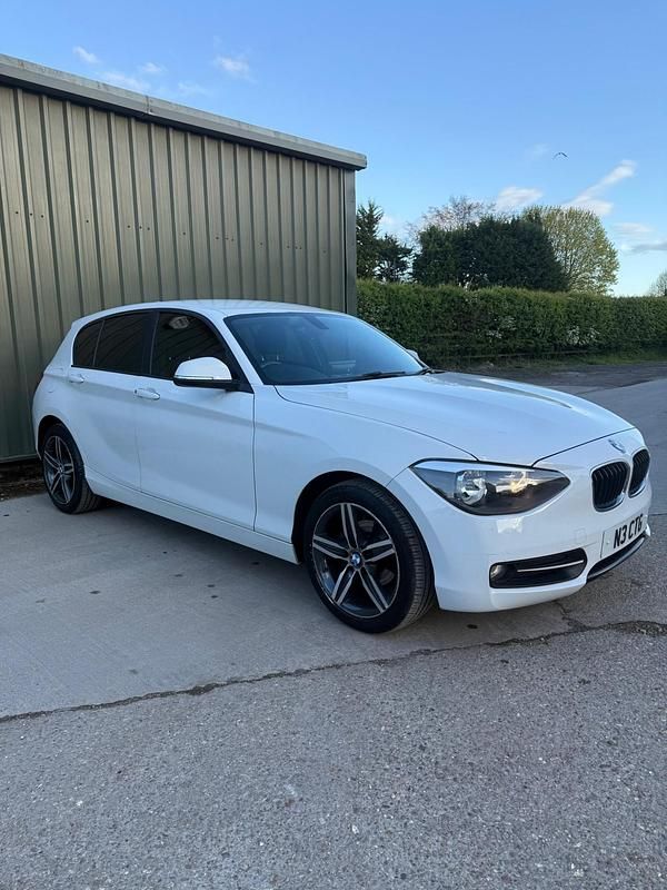 Begagnad BMW 116 Sport Line 2014 Vit Halvkombi