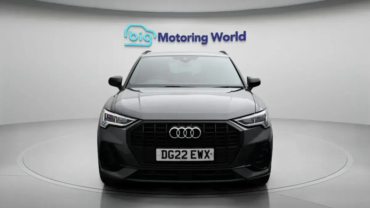 Usado Audi Q3 Black Edition 150 HP (110 kW) 2022 Cinzento SUV