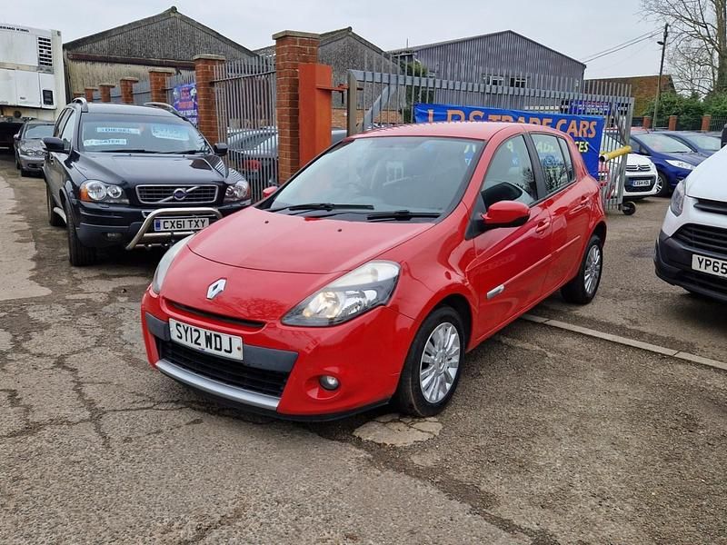 Used Renault Clio IV Expression+ 75 HP (55 kW) 2012 Red Hatchback