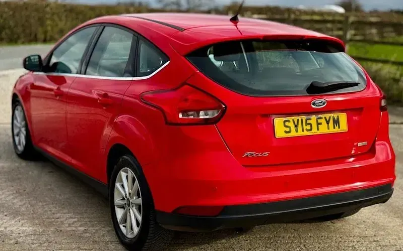 Used Ford Focus Titanium 125 HP (91 kW) 2015 Red Hatchback