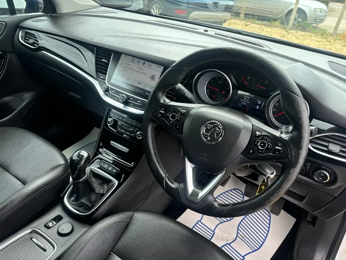 Used Vauxhall Astra Elite 200 HP (147 kW) 2016 White Estate