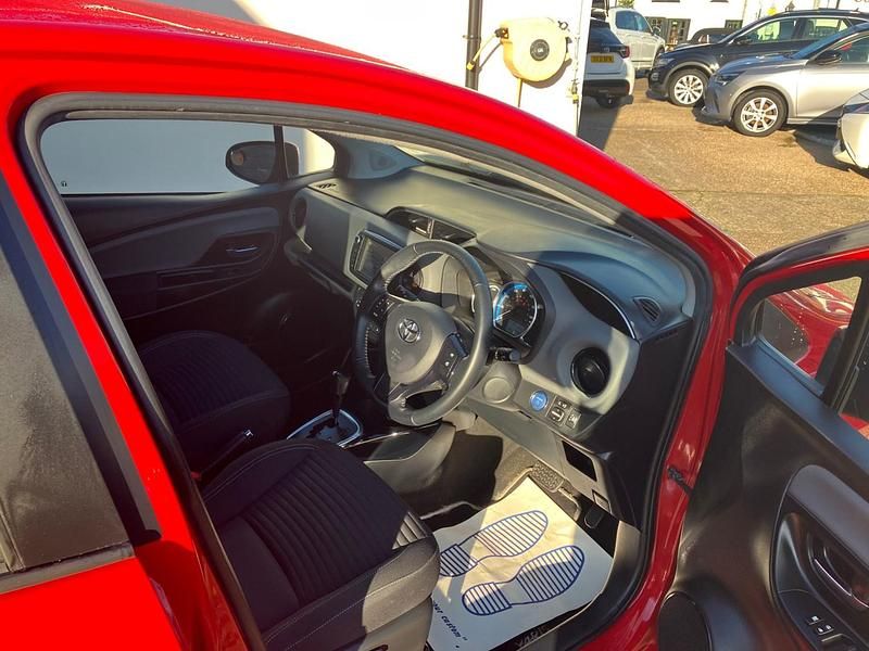 Used Toyota Yaris Hybrid Design 101 HP (74 kW) 2016 Red Hatchback