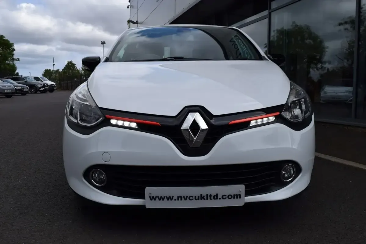 Used Renault Clio Dynamique 75 HP (55 kW) 2015 White Hatchback