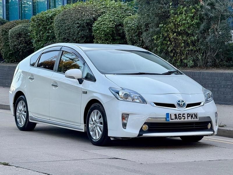 Used Toyota Prius 136 HP (100 kW) 2020 White Hatchback