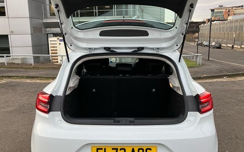 Used Renault Clio V Iconic 90 HP (66 kW) 2022 White Hatchback