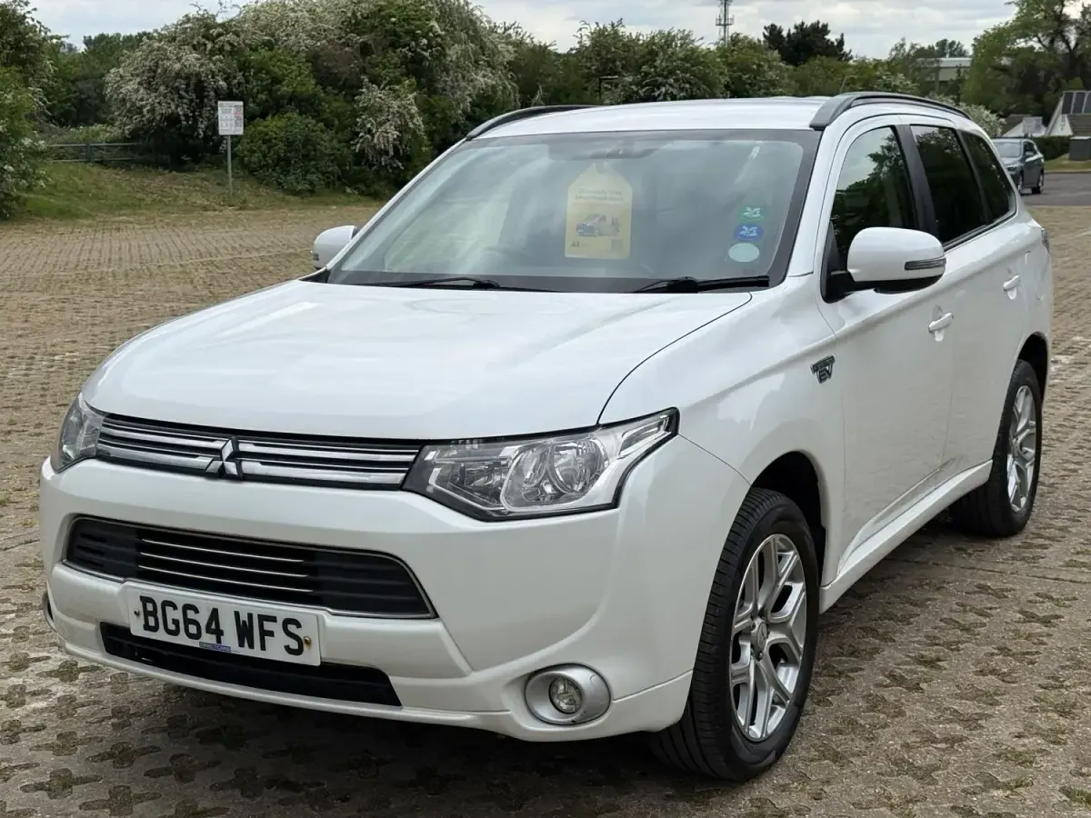 Używany Mitsubishi Outlander P-HEV 200 KM (147 kW) 2014 Biały SUV
