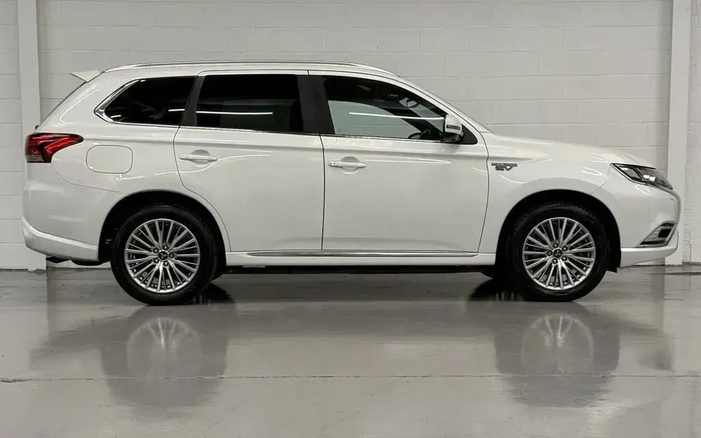 Used Mitsubishi Outlander P-HEV 2018 White SUV