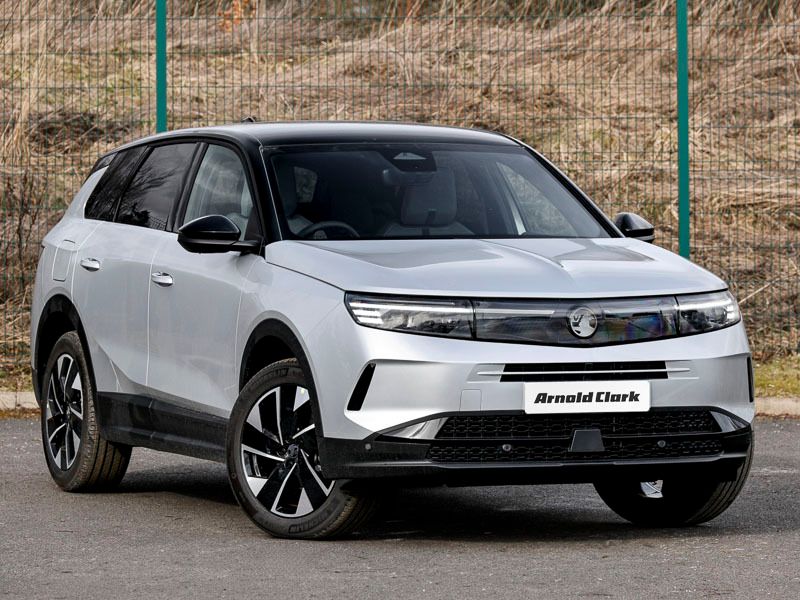 Two coat metallic crystal silver New 2025 Vauxhall Grandland X SUV | £29,998 (Fair price) - Image 1/3