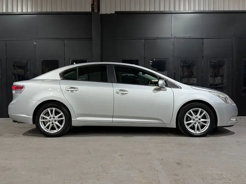 Usado Toyota Avensis 147 HP (108 kW) 2010 Prateado Sedan