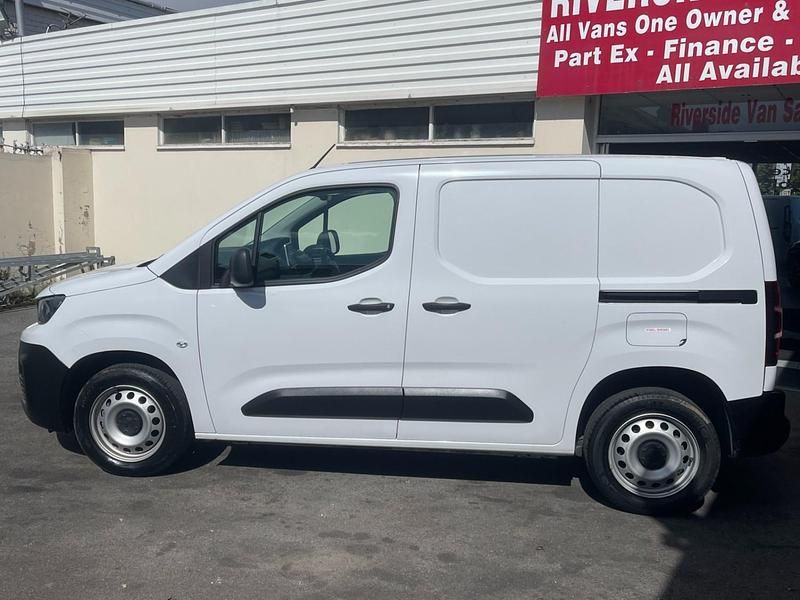 Usado Peugeot Partner Premium 131 HP (96 kW) 2024 Branco Monovolume