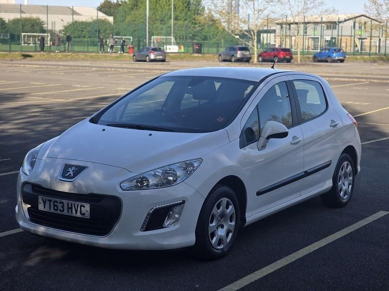 Gebraucht Peugeot 308 Access 98 PS (72 kW) 2013 Weiß Kleinwagen