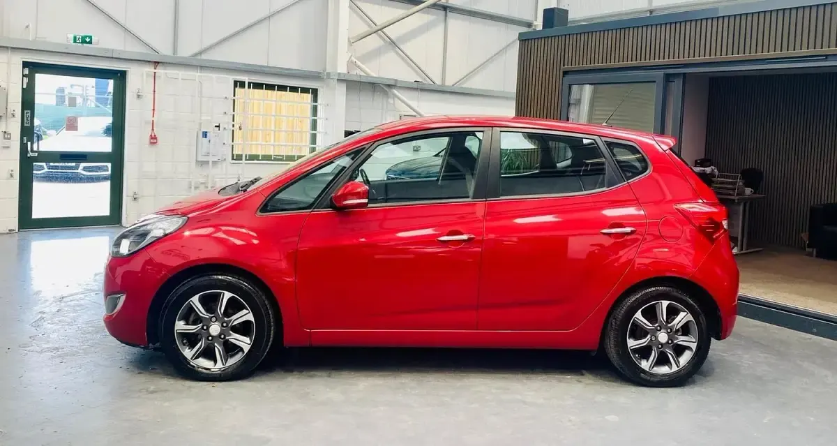 Used Hyundai ix20 SE 125 HP (91 kW) 2017 Red Hatchback