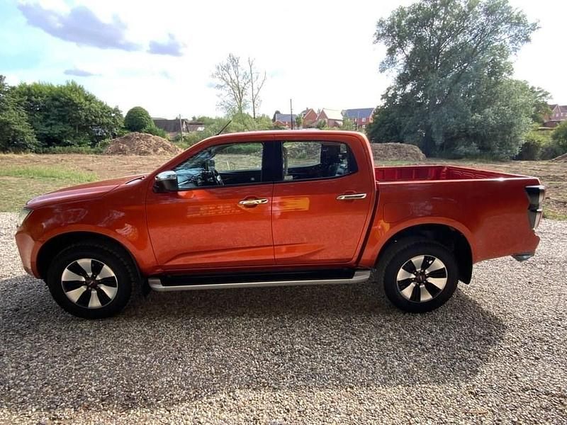 Used Isuzu Pick up 164 HP (120 kW) 2021 Orange Pickup