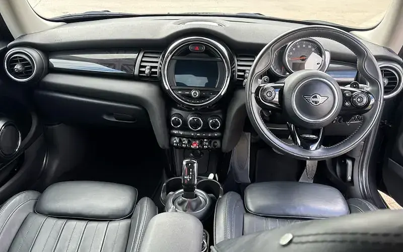 Usado Mini Cooper S Comfort 192 HP (141 kW) 2019 Cinzento Citadino