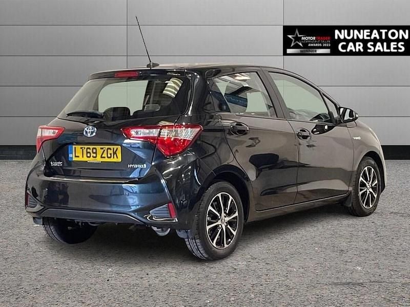 Second-hand Toyota Yaris Hybrid 100 CP (73 kW) 2019 Negru Hatchback