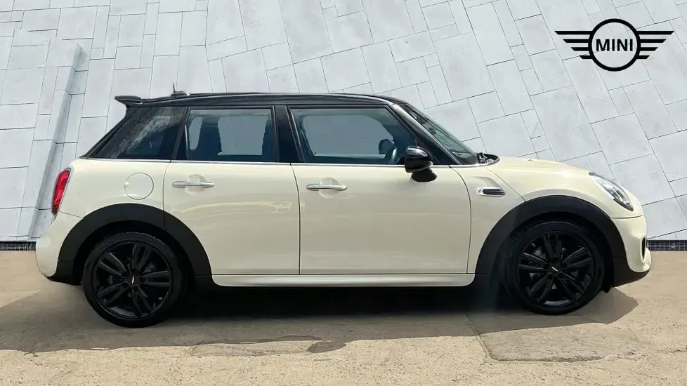 Used Mini Cooper Hatch 134 HP (98 kW) 2019 White Hatchback