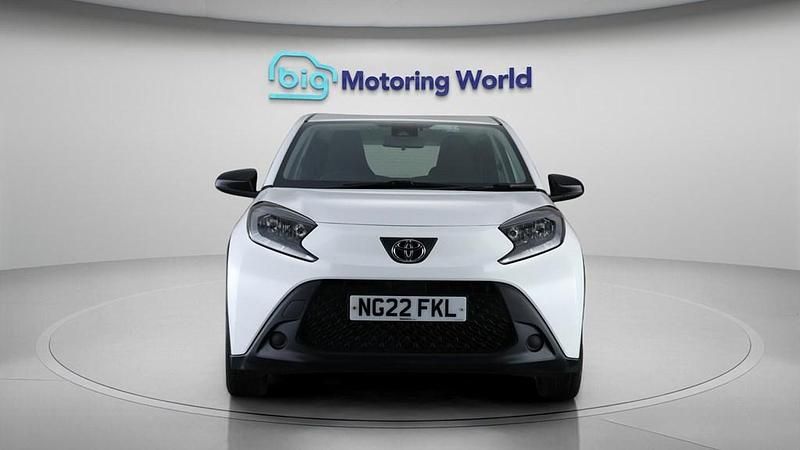 Used Toyota Aygo X PURE 72 HP (52 kW) 2022 White SUV