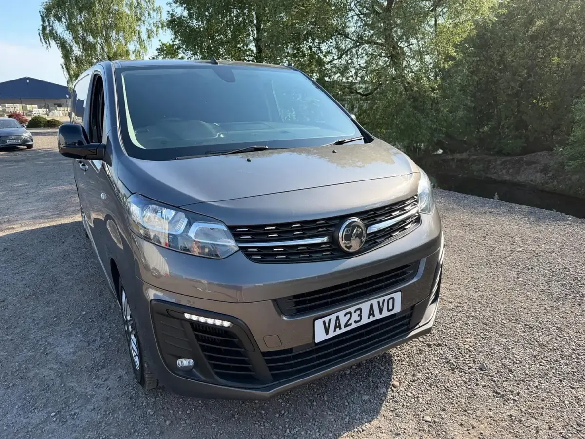 Second-hand Vauxhall Vivaro 145 CP (106 kW) 2023 Gri Monovolum