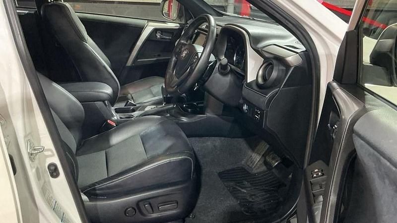 Used Toyota RAV4 151 HP (111 kW) 2017 White SUV