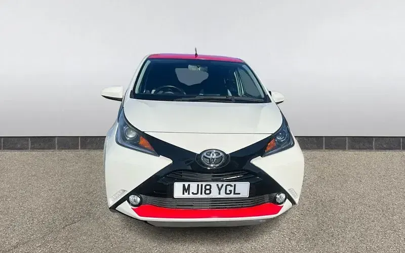 Usado Toyota Aygo x-press 69 HP (50 kW) 2018 Branco Citadino