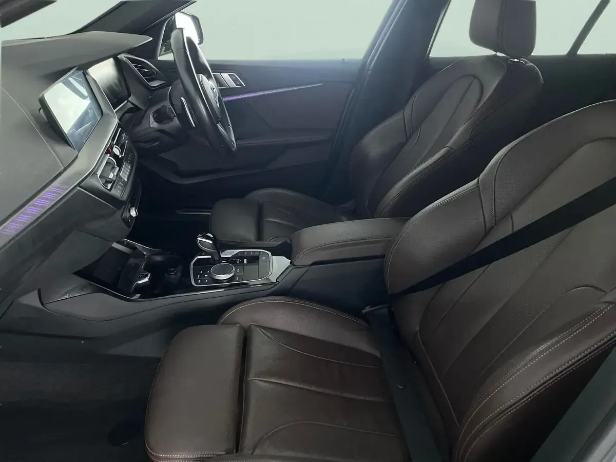 Usado BMW 118 M Sport 150 HP (110 kW) 2023 Cinzento Citadino