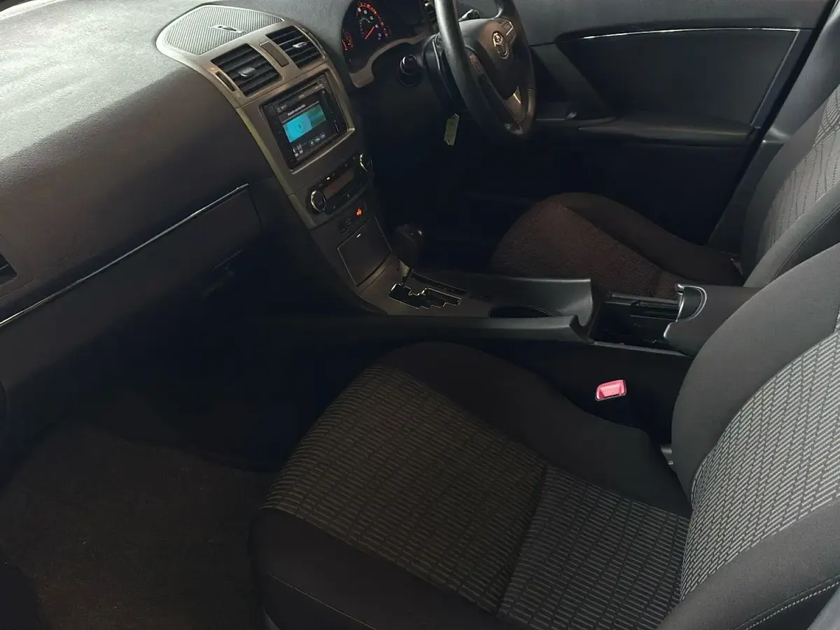 Used Toyota Avensis 147 HP (108 kW) 2011 Silver Sedan