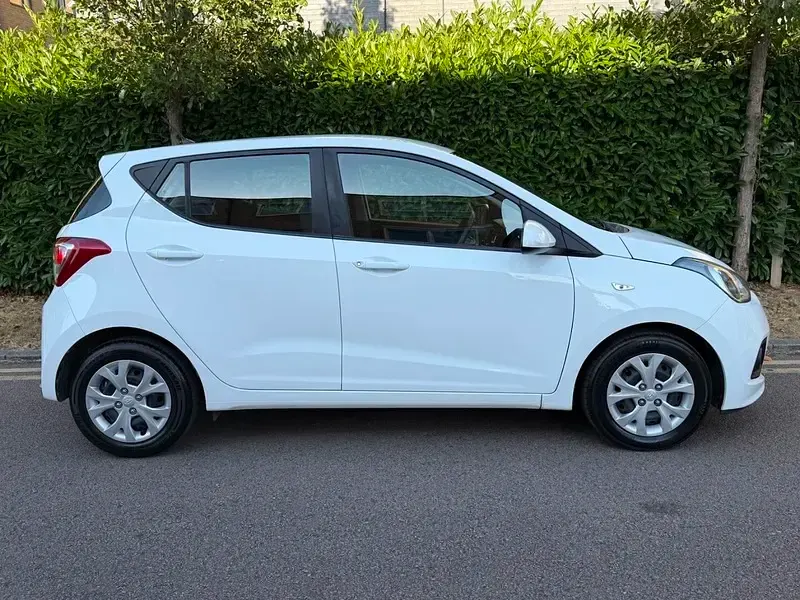 Used Hyundai i10 SE 67 HP (49 kW) 2017 White Hatchback