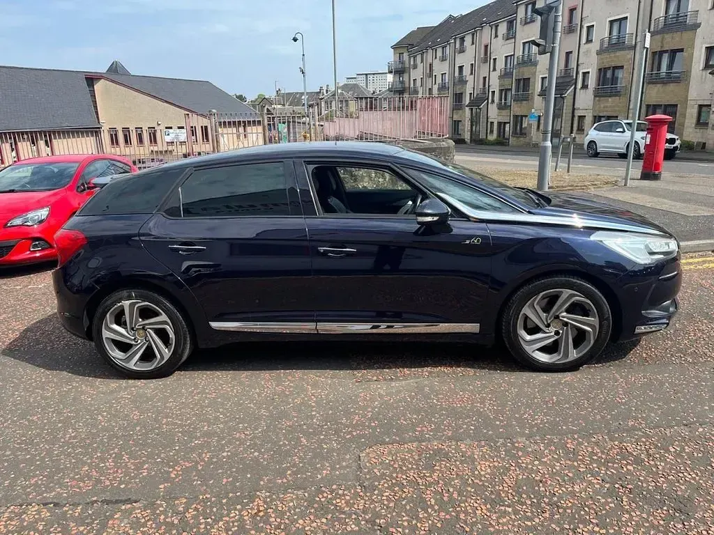 Used DS Automobiles DS5 148 HP (108 kW) 2015 Blue Hatchback