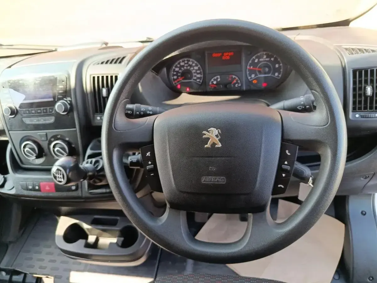 Used Peugeot Boxer Business-Line 138 HP (101 kW) 2023 White Van