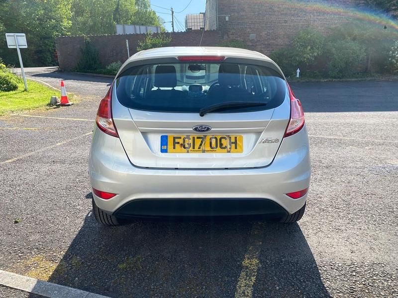 Usado Ford Fiesta Zetec 82 HP (60 kW) 2017 Prateado Citadino