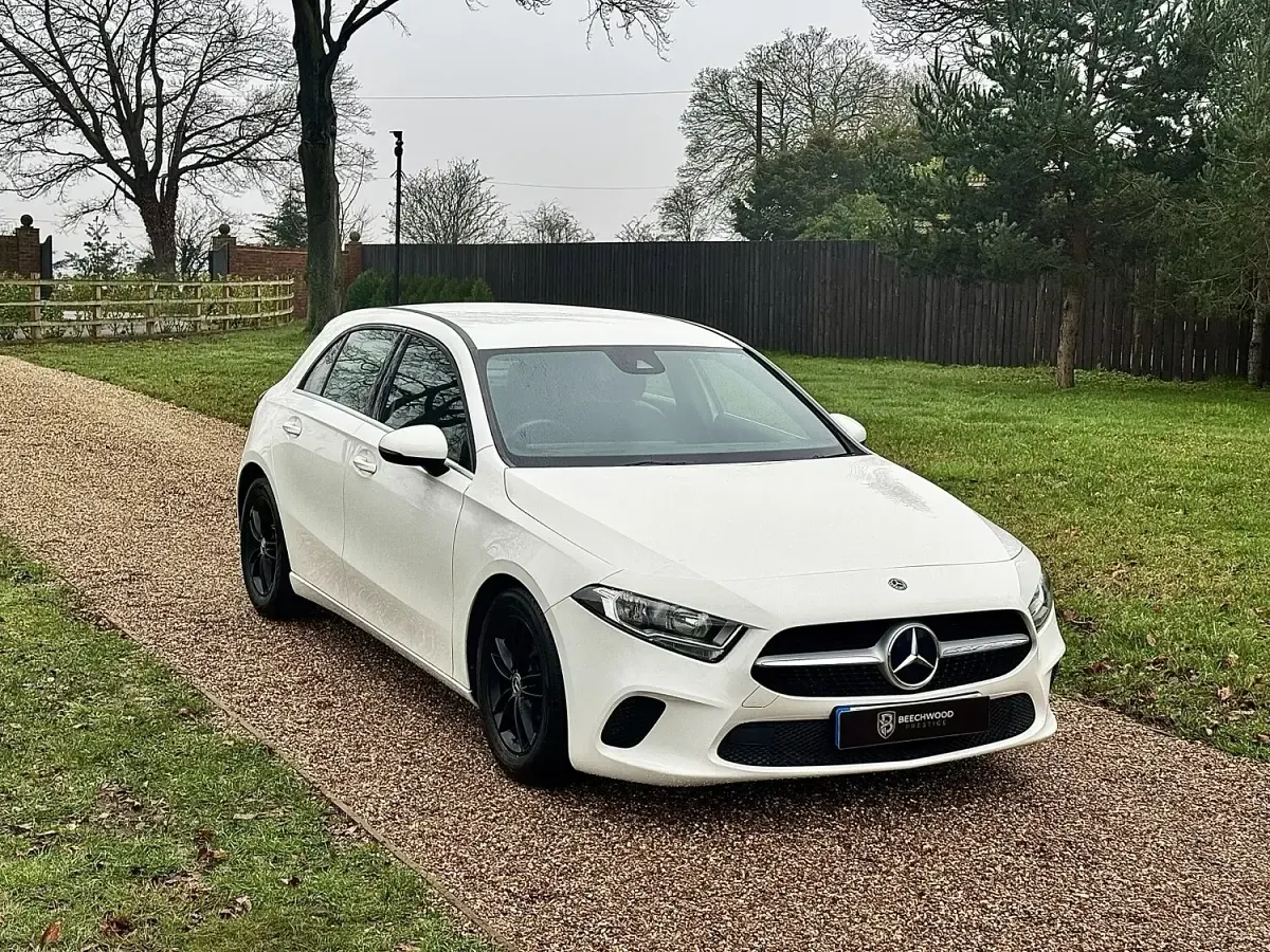 Used Mercedes A180 SE 136 HP (100 kW) 2019 White Hatchback