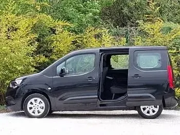 Second-hand Vauxhall Combo 110 CP (80 kW) 2019 Negru Monovolum