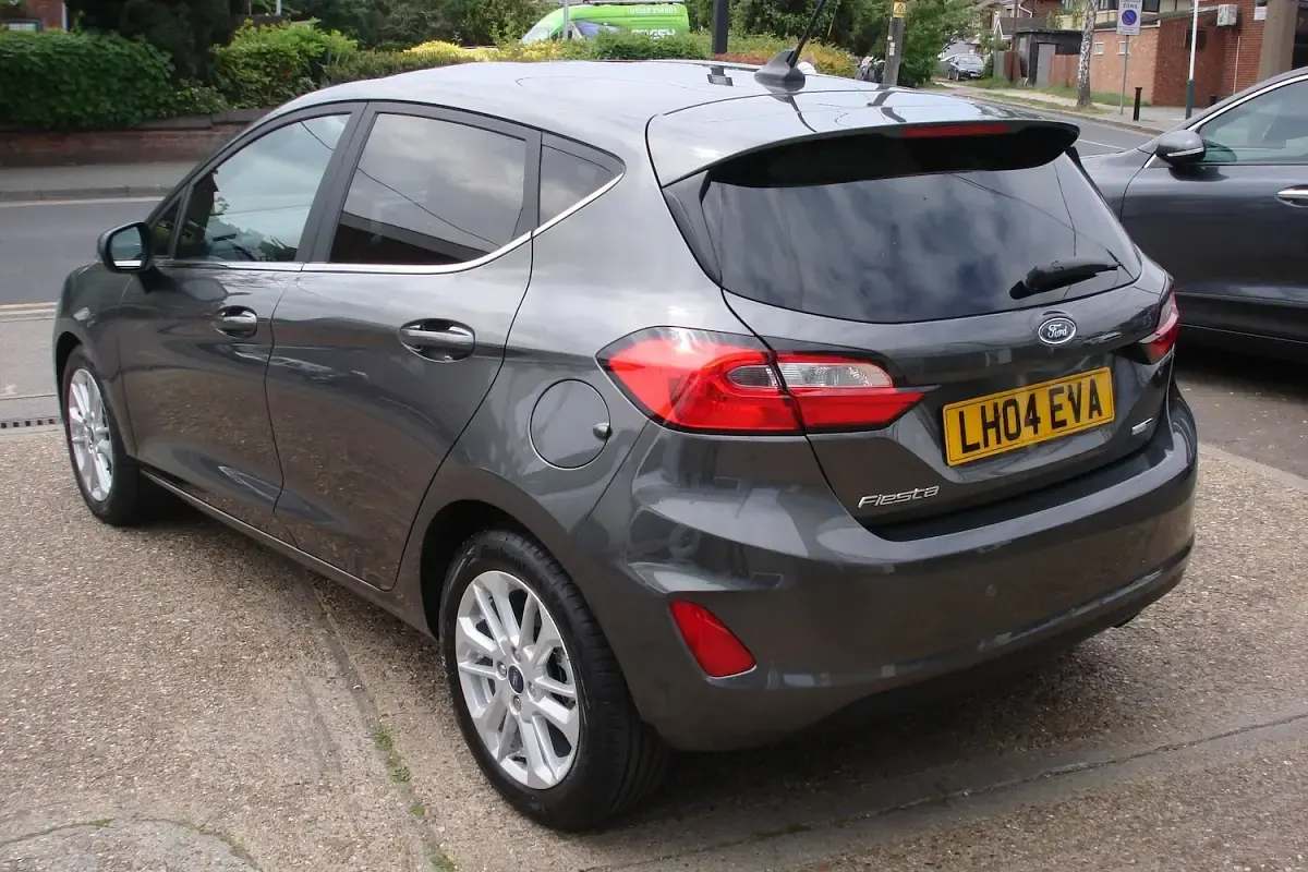 Begagnad Ford Fiesta Titanium 125 HK (91 kW) 2022 Grå Halvkombi