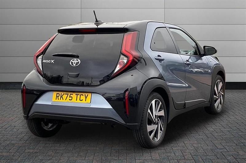 Used Toyota Aygo X 72 HP (52 kW) 2025 Persian salt with black SUV