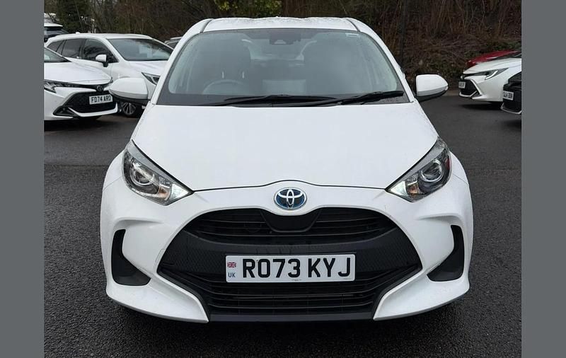 Used Toyota Yaris Hybrid 113 HP (83 kW) 2023 White Hatchback